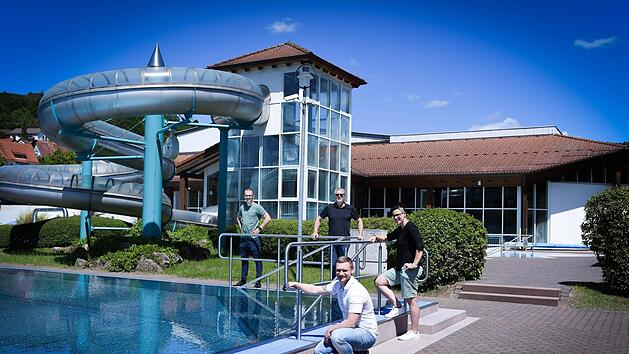 Das Team freut sich: Ab Montag d&uuml;rfen wieder Badeg&auml;ste empfangen werden - allerdings unter strengen Auflagen. Foto: Laura Schumacher