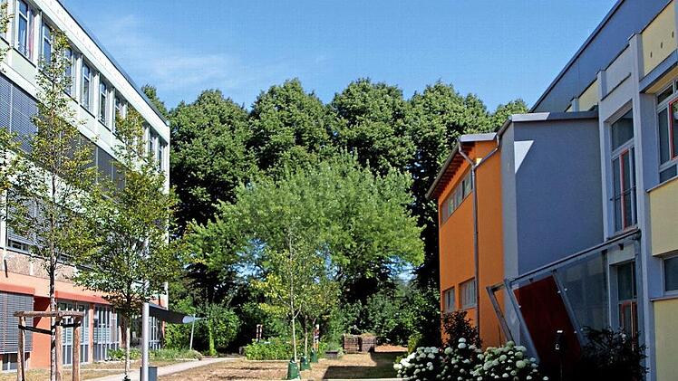 Zwischen der Mittelschule (links) und der Grundschule (rechts) soll im Hintergrund bei der Bäumefront der Anbau für die Grundschule entstehen.
