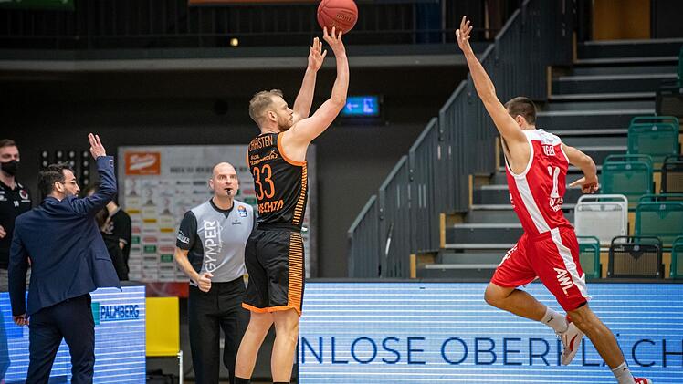 Immer wieder kamen die Bamberger einen Schritt zu spät. Hier is es Chase Fieler, der den Dreier von Robin Christen nicht verhindern kann. Foto: Christian Becker