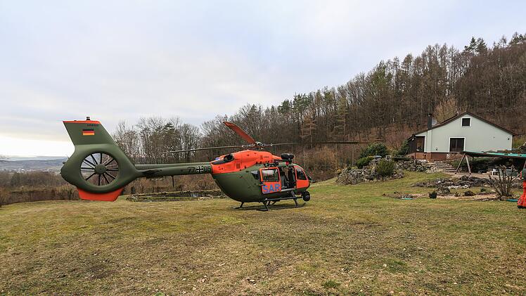 Segelflugzeug stürzt ab und bleibt in Baumkronen hängen
