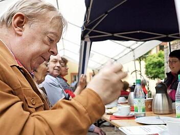 Hans-Jürgen Köster rasselt zum Rhythmus mit. Foto: Arkadius Guzy