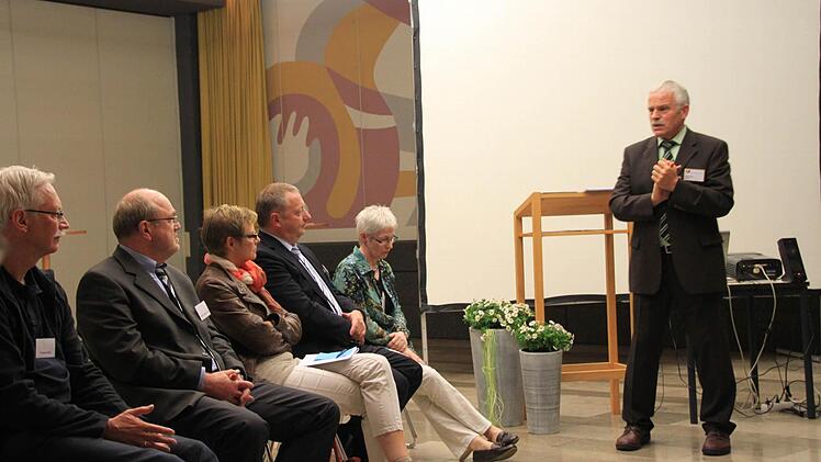 Die Tagungsteilnehmer informieren sich über die Kooperationsklassen.