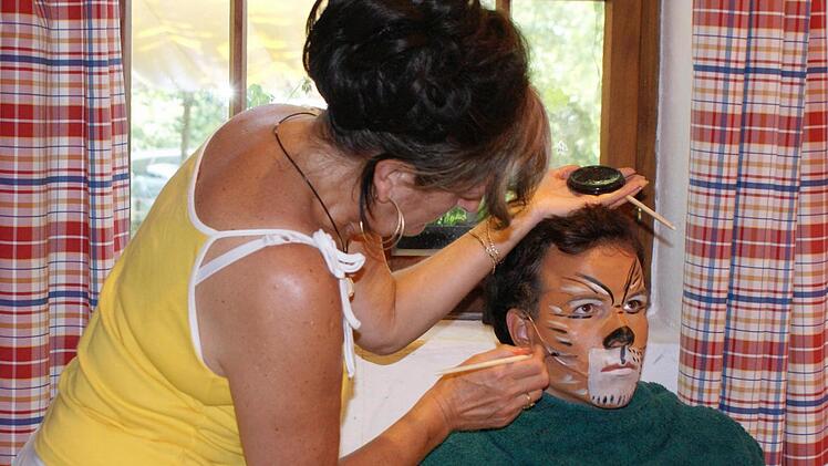 Ingrid Heinze schminkt Valentin Fruntke als Shir Khan. Foto: Stefanie Karl