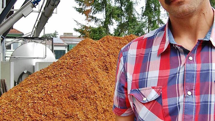 So sieht die grobe Maische gemahlener Äpfel aus, bevor sie in die Saftpresse kommt.