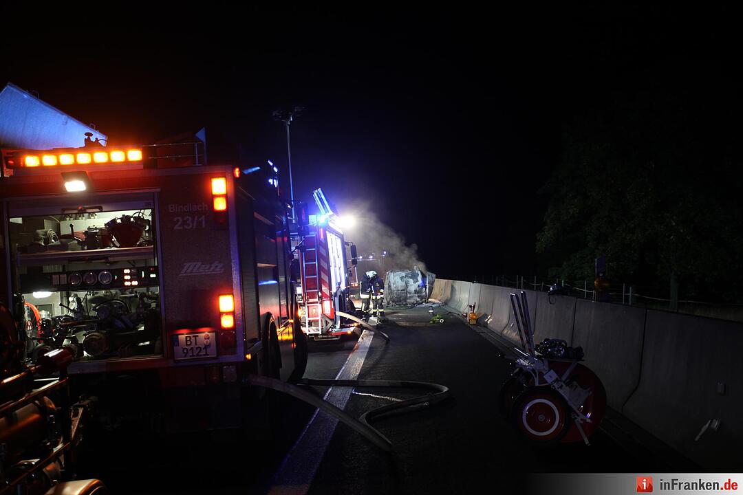 Begleitfahrzeug eines Schwertransporters brennt komplett aus
