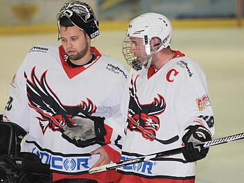 Zwei "Hawks"-Siege am Wochenende sind auch das Ziel von Torwart Martin Hildenbrand (links) und Kapitän Philipp Bates.  Foto: Ralf Naumann