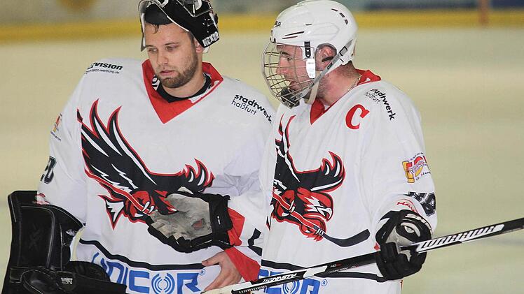 Zwei "Hawks"-Siege am Wochenende sind auch das Ziel von Torwart Martin Hildenbrand (links) und Kapitän Philipp Bates.  Foto: Ralf Naumann