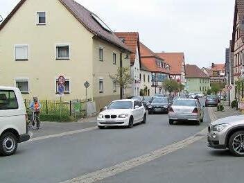 Der Abzweig Leutenbacher Straße ist der Verkehrsknotenpunkt in Kirchehrenbach. Foto: Heidi Amon