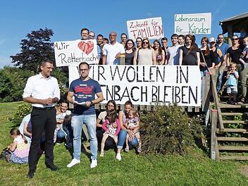 Michael Warter übergibt im Namen vieler junger Familien die Unterschriftslisten an Bürgermeister Ludwig Wahl (l.). Foto: Pauline Lindner