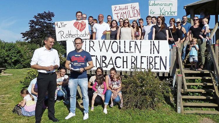Michael Warter übergibt im Namen vieler junger Familien die Unterschriftslisten an Bürgermeister Ludwig Wahl (l.). Foto: Pauline Lindner