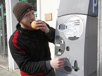 Lukas findet Geschmack an der Brötchentaste, die 30 Minuten kostenloses Parken für schnelle Einkäufe ermöglicht.  Foto: Josef Hofbauer