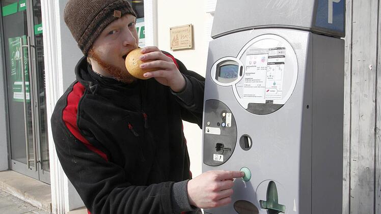 Lukas findet Geschmack an der Brötchentaste, die 30 Minuten kostenloses Parken für schnelle Einkäufe ermöglicht.  Foto: Josef Hofbauer