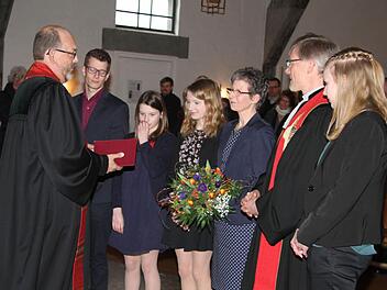 Dekan Thomas Kretschmar (links) hieß alle sechs Singers herzlich willkommen: Jürgen Singer (Zweiter von rechts) ist der neue Pfarrer der Kreuzkirche. Seine Frau, ebenfalls Theologin, wird weiterhin nach Ansbach pendeln. Außerdem bringt die Familie vier Kinder mit.  Foto: Sonny Adam