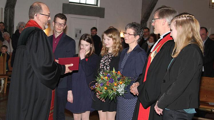 Dekan Thomas Kretschmar (links) hieß alle sechs Singers herzlich willkommen: Jürgen Singer (Zweiter von rechts) ist der neue Pfarrer der Kreuzkirche. Seine Frau, ebenfalls Theologin, wird weiterhin nach Ansbach pendeln. Außerdem bringt die Familie vier Kinder mit.  Foto: Sonny Adam