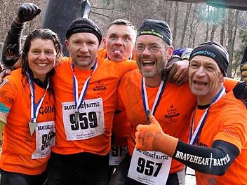Die "Veitensteiner" überquerten als schnellstes Team die Ziellinie. Entsprechend jubeln (von links) Elke Beierlieb, Alfred Beierlieb, Tobias Kessler, Jochen Mavius und Rainer Hofmann.