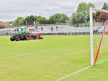 Platzwart Bernd Grell mäht mit seinem Spindler ab sofort täglich den "heiligen Rasen" auf exakt 2,2 Zentimeter. Schließlich sollen die Bayern-Stars optimale Voraussetzungen vorfinden. Fotos: Christoph Böger