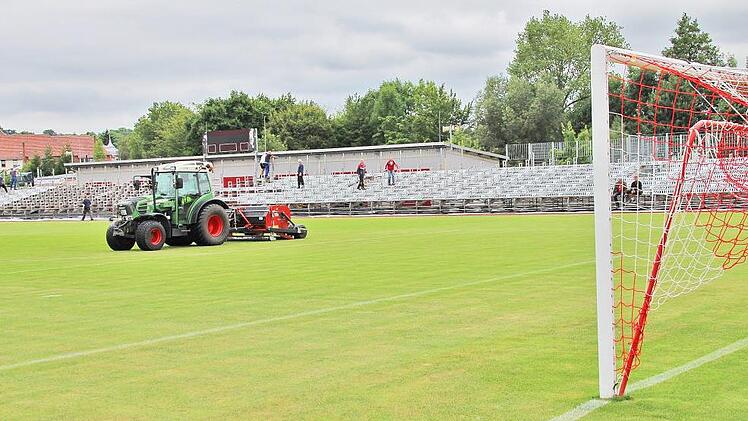 Platzwart Bernd Grell mäht mit seinem Spindler ab sofort täglich den "heiligen Rasen" auf exakt 2,2 Zentimeter. Schließlich sollen die Bayern-Stars optimale Voraussetzungen vorfinden. Fotos: Christoph Böger