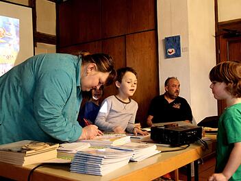 Susanne Traut unterschreibt die begehrten Führerscheine.Richard Sänger