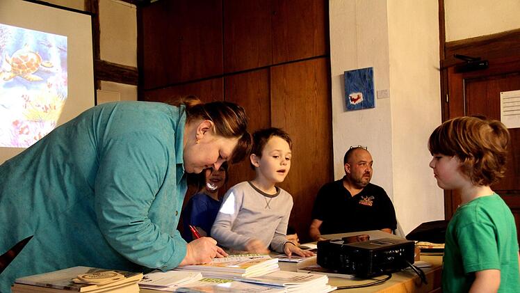 Susanne Traut unterschreibt die begehrten Führerscheine.Richard Sänger