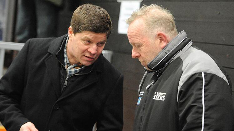 Trainer Sergej Waßmiller (links) und Teammanager Dietmar Habnitt prägten über Jahre die sportlichen Geschicke der Bayreuth Tigers. Nun musste das Duo gehen - allerdings nicht im Guten.  Foto: Peter Mularczyk