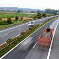 Ein 45-Jähriger fuhr am Samstagmorgen auf der A73 bei Bamberg mit 200 km/h in das Heck eines Reisebusses. Symbolfoto: Ronald Rinklef