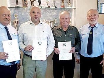 Stefan Weber (r.) ehrte Heinz Hedwig, Jürgen Dreßel und Norbert Bauriedl (v. l.). Foto: Richard Sänger