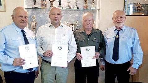 Stefan Weber (r.) ehrte Heinz Hedwig, Jürgen Dreßel und Norbert Bauriedl (v. l.). Foto: Richard Sänger