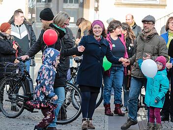 Es wurde getanzt, gelacht und ein deutliches Zeichen gegen Fremdenfeindlichkeit und Rassismus am Maxplatz in Bamberg gesetzt.  Foto: Matthias Hoch