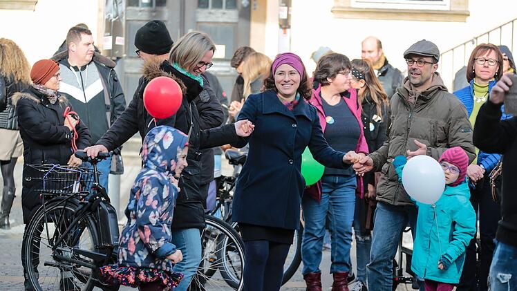 Es wurde getanzt, gelacht und ein deutliches Zeichen gegen Fremdenfeindlichkeit und Rassismus am Maxplatz in Bamberg gesetzt.  Foto: Matthias Hoch
