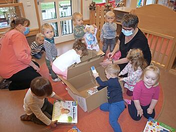 Mit Begeisterung waren die Krippenkinder beim Auspacken des Spielepaketes bei der Sache.  Foto: Susanne Deuerling