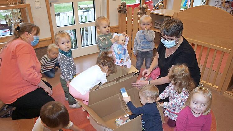 Mit Begeisterung waren die Krippenkinder beim Auspacken des Spielepaketes bei der Sache.  Foto: Susanne Deuerling
