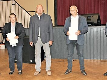Sie wurden für ihr kommunalpolitisches Engagement ausgezeichnet (von links): Heiko Nebatz, Anette Christel, Bürgermeister Peter Ebertsch, Helmut Neubauer und Gerhard Löffler.