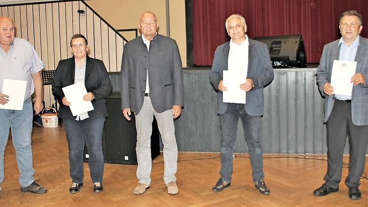 Sie wurden für ihr kommunalpolitisches Engagement ausgezeichnet (von links): Heiko Nebatz, Anette Christel, Bürgermeister Peter Ebertsch, Helmut Neubauer und Gerhard Löffler.