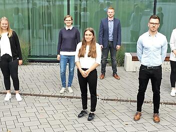 Start ins Berufsleben: Landrat Alexander Tritthart (links), Ausbildungsleiterin Stefanie Nehring (2.v.l.) und Personalratsvorsitzende Gudrun Wagner (r.) begrüßen die neuen Azubis.