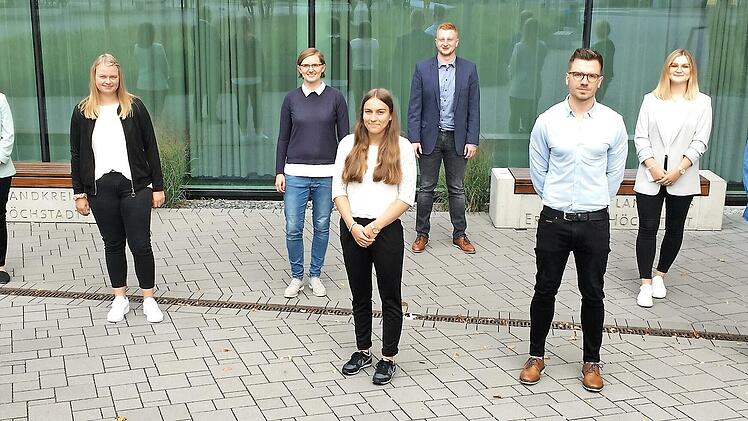 Start ins Berufsleben: Landrat Alexander Tritthart (links), Ausbildungsleiterin Stefanie Nehring (2.v.l.) und Personalratsvorsitzende Gudrun Wagner (r.) begrüßen die neuen Azubis.