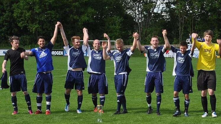Ein Dankeschön an die Fans. Münnerstadts Reserve-Kicker nach getaner Arbeit. Foto: privat
