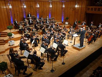 Der 15. Kissinger Winterzauber ging mit einem Konzert mit dem Dirigenten Gerd Schallerund seiner Philharmonie Festiva im Großen Saal des Regentenbaus zu Ende. Foto: Ahnert
