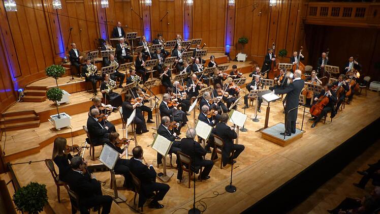 Der 15. Kissinger Winterzauber ging mit einem Konzert mit dem Dirigenten Gerd Schallerund seiner Philharmonie Festiva im Großen Saal des Regentenbaus zu Ende. Foto: Ahnert