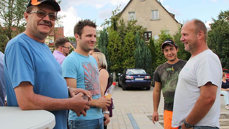 ... sogar ein paar Bauarbeiter mischten sich unters Volk.