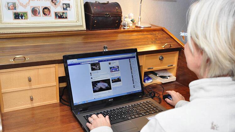 Renate Rottmann sitzt am Computer und schaut sich die neuesten Posts an: Tierschutz läuft heute zu einem großen Teil auch im Internet. Foto: Hohenberger