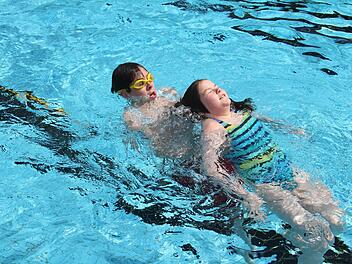 René Wiefek ist selbst mit der Rettungsleine gesichert und schleppt das "Badeopfer" Mona ab.  Foto: Sonja Adam