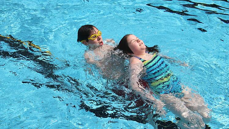 René Wiefek ist selbst mit der Rettungsleine gesichert und schleppt das "Badeopfer" Mona ab.  Foto: Sonja Adam
