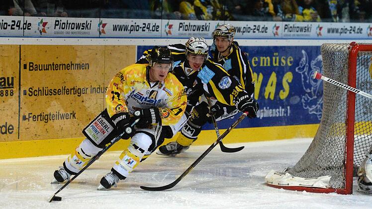 Johannes Feuerpfeil verfolgt den Sonthofner Ron Newhook. Foto: Peter Mularczyk