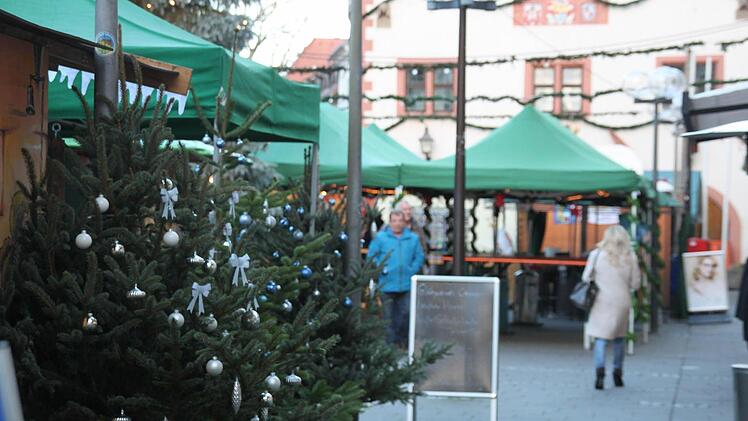 Der Bad Kissinger Weihnachtsmarkt ist am Donnerstagnachmittag so gut wie startklar.  Foto: Anj aGreiner