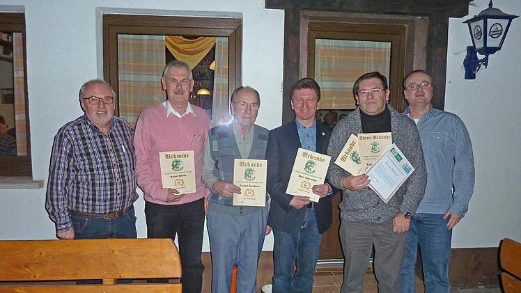 Ehrungen beim FC Haarbrücken: Der bisherige dritte Vorsitzende und Ehrenamtsbeauftragter Gerhard Heublein, Rainer Herold, Richard Koschwitz, Heico Lauzening, Klaus-Peter Frank (neuer dritter Vorsitzender und EAB) sowie 1. Vorsitzender Jochen Langbein.  Foto: Peter Tischer