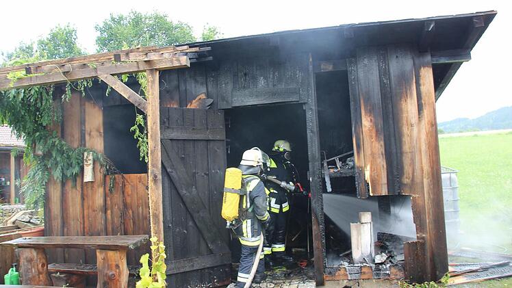 Die Feuerwehren löschten den Brand in Reitsch schnell ab.  Foto: Friedwald Schedel