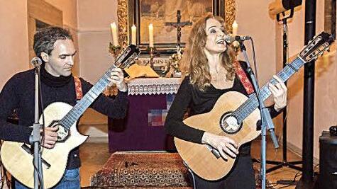 Mit Liedern zur Weihnachtszeit, in verschiedenen Sprachen gesungen, begeisterten Suzan Baker und ihr Partner Dennis Lüddicke die Kirchenkonzertbesucher in Schwürbitz. Foto: Klaus Gagel