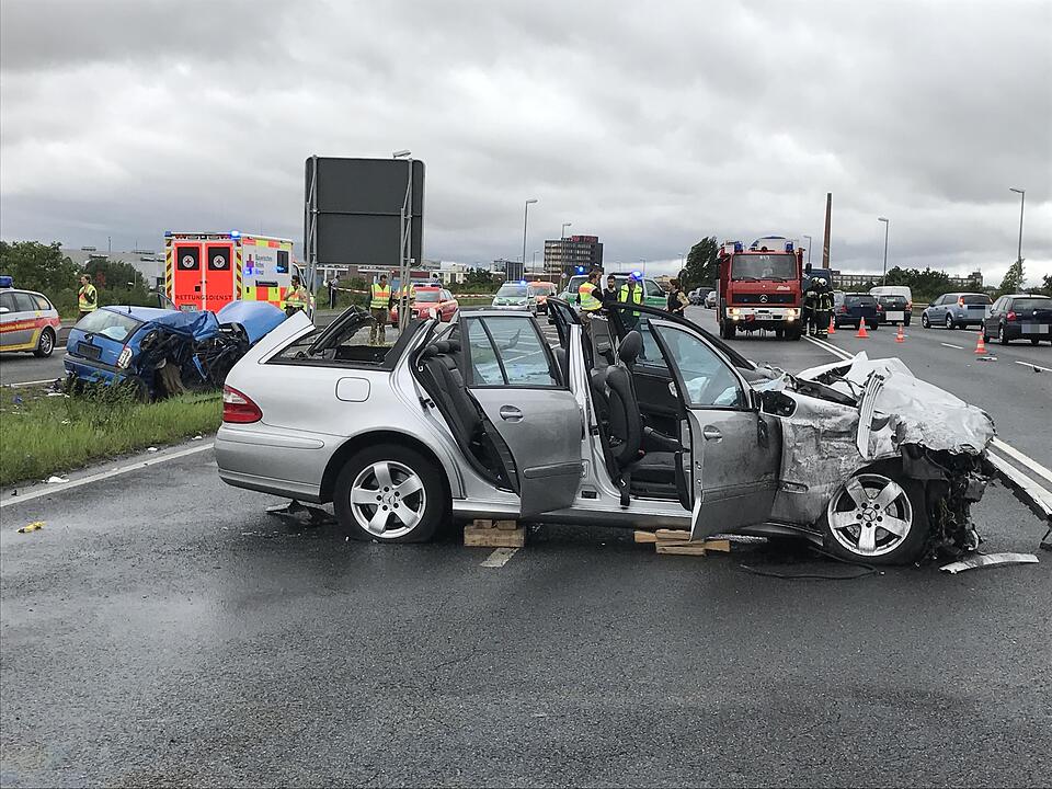 Traurige Bilanz eines Verkehrsunfalls: Eine Tote und drei Schwerverletzte - Mercedes rammt Corsa von der Straße – Unfallhergang noch absolut unklar