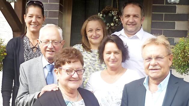 Im Kreise der Familie feierten Reinhold und Marina Lang (Zweiter und Dritte von links) das Fest der goldenen Hochzeit. Auch B&uuml;rgermeister Wolfgang Beiergr&ouml;&szlig;lein (rechts) z&auml;hlte zu den Gratulanten. Foto: privat