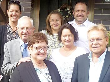 Im Kreise der Familie feierten Reinhold und Marina Lang (Zweiter und Dritte von links) das Fest der goldenen Hochzeit. Auch Bürgermeister Wolfgang Beiergrößlein (rechts) zählte zu den Gratulanten. Foto: privat